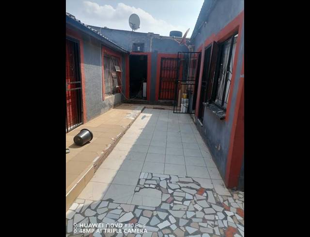 6 BEDROOM HOUSE FOR SALE IN TEMBISA CENTRAL